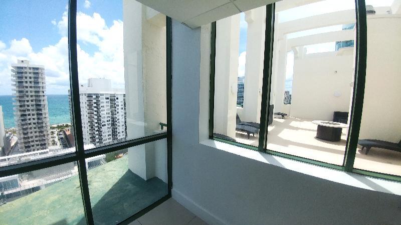 The Casablanca On The Ocean West Tower Hotel Miami Beach Exterior photo